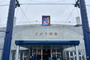 Ichiro Yamaguchi Instagram - 名古屋の病院で治療を受けた後、ナゴヤ球場へファームの試合を観に行った。ナゴヤ球場に広告を出しているのにも関わらず、ここでの野球観戦は初めてだったのだが、小雨がぱらつく中、たくさんの人が2軍の試合を観戦していた。曇天の中、土のグラウンド天然芝で、野球人生を賭けて全力でプレーをしている選手たちの姿に感激。治療の為、ご飯を抜いていたので、帰りしな名古屋駅で味噌煮込みうどんを食べ、東京に帰宅。ここからがトラブルの始まりだった。家について手を洗おうと洗面台の電気を付けたら、いきなりバチっという音と共にブレーカーが落ちた。慌ててブレーカーを上げ直し、また電気を付けてみたが再び音を鳴らしブレーカーダウン。何が起きてるんだ？と立ち尽くしていると、部屋中に煙が立ち込め始めた。思春期の妄想のようにモクモクと煙が部屋の中に増幅され、これは何かが燃えていると確信し、119へ。消防車、警察、救急車が自宅に次々と到着し、大事に。消防服を着た頼り甲斐がありそうな強者達が寝室に突入し、煙の元を探索してくれて、原因を究明。漏電だった。とんでもない一日のクライマックスだったが、疲れきってふと見たYahooのスポナビで中日ドラゴンズの勝利を知った。