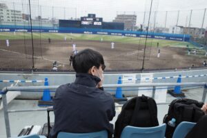 Ichiro Yamaguchi Instagram - 名古屋の病院で治療を受けた後、ナゴヤ球場へファームの試合を観に行った。ナゴヤ球場に広告を出しているのにも関わらず、ここでの野球観戦は初めてだったのだが、小雨がぱらつく中、たくさんの人が2軍の試合を観戦していた。曇天の中、土のグラウンド天然芝で、野球人生を賭けて全力でプレーをしている選手たちの姿に感激。治療の為、ご飯を抜いていたので、帰りしな名古屋駅で味噌煮込みうどんを食べ、東京に帰宅。ここからがトラブルの始まりだった。家について手を洗おうと洗面台の電気を付けたら、いきなりバチっという音と共にブレーカーが落ちた。慌ててブレーカーを上げ直し、また電気を付けてみたが再び音を鳴らしブレーカーダウン。何が起きてるんだ？と立ち尽くしていると、部屋中に煙が立ち込め始めた。思春期の妄想のようにモクモクと煙が部屋の中に増幅され、これは何かが燃えていると確信し、119へ。消防車、警察、救急車が自宅に次々と到着し、大事に。消防服を着た頼り甲斐がありそうな強者達が寝室に突入し、煙の元を探索してくれて、原因を究明。漏電だった。とんでもない一日のクライマックスだったが、疲れきってふと見たYahooのスポナビで中日ドラゴンズの勝利を知った。