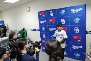 Ichiro Yamaguchi Instagram - 名古屋バンテリンドームで始球式。グラウンドレベルで試合前の練習を見学させてもらえた。それぞれの選手が人生をかけて試合に臨む。その緊張感に完全に飲まれてしまい、野球は選手、コーチ、監督のドキュメントなんだと改めて実感した。昨日ナイスピッチングだった大野投手が話しかけてくれてご挨拶できたのだが、怪我を乗り越えて約2年振りに勝ち投手になったその姿や言葉に勇気をもらい、僕も4月からのツアーを必ず乗りこなすと改めて決意。始球式直前に中日ドラゴンズのOB、伝説の山本昌さんとキャッチボール&投球指導を受け、一緒に写真を撮ってもらえたのですぐに親父に自慢の写メール。本当に貴重な体験をありがとうございました。始球式はワンバン投球になってしまったが、少しでも立浪ドラゴンズへの上昇気流の一部になりたい気持ちを込めて全力投球し、試合観戦へ。明日は名古屋の病院で治療だ。バットを短く握り、カット打法で粘り強く病気と向き合って行くぞ。