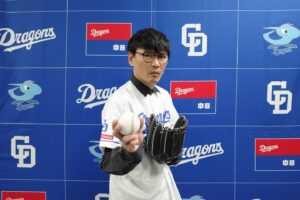 Ichiro Yamaguchi Instagram - 名古屋バンテリンドームで始球式。グラウンドレベルで試合前の練習を見学させてもらえた。それぞれの選手が人生をかけて試合に臨む。その緊張感に完全に飲まれてしまい、野球は選手、コーチ、監督のドキュメントなんだと改めて実感した。昨日ナイスピッチングだった大野投手が話しかけてくれてご挨拶できたのだが、怪我を乗り越えて約2年振りに勝ち投手になったその姿や言葉に勇気をもらい、僕も4月からのツアーを必ず乗りこなすと改めて決意。始球式直前に中日ドラゴンズのOB、伝説の山本昌さんとキャッチボール&投球指導を受け、一緒に写真を撮ってもらえたのですぐに親父に自慢の写メール。本当に貴重な体験をありがとうございました。始球式はワンバン投球になってしまったが、少しでも立浪ドラゴンズへの上昇気流の一部になりたい気持ちを込めて全力投球し、試合観戦へ。明日は名古屋の病院で治療だ。バットを短く握り、カット打法で粘り強く病気と向き合って行くぞ。