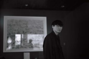 Ichiro Yamaguchi Instagram - 最近、また朝から日中にかけて調子が上がらない。軽い揺り戻しだと思っていたが、どうやらこれは、なかなか手強そうな底辺の尾根だ。この状態だとスケジュールを埋める勇気が出ないので、外出もなかなか出来ない。ツアー中なので、身体を動かす事が必要なタイミングだが、慎重に体と心の車輪を漕がないと崖下に滑り落ちてしまうことは承知している。だが、この尾根を踏破し、ツアーを全うする事が新しい自分を形成する上での責務であるし、こういう状況下で、ステージの上で最高のパフォーマンスをするという準備も2年間でしてきたつもりだ。とにかく焦らず、自分のペースを守り、その尾根の頂きでシャッターを切れるように尽力するだけだ。