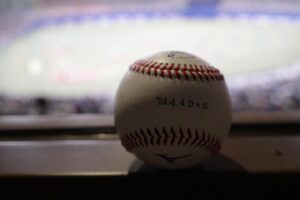 Ichiro Yamaguchi Instagram - 名古屋バンテリンドームで始球式。グラウンドレベルで試合前の練習を見学させてもらえた。それぞれの選手が人生をかけて試合に臨む。その緊張感に完全に飲まれてしまい、野球は選手、コーチ、監督のドキュメントなんだと改めて実感した。昨日ナイスピッチングだった大野投手が話しかけてくれてご挨拶できたのだが、怪我を乗り越えて約2年振りに勝ち投手になったその姿や言葉に勇気をもらい、僕も4月からのツアーを必ず乗りこなすと改めて決意。始球式直前に中日ドラゴンズのOB、伝説の山本昌さんとキャッチボール&投球指導を受け、一緒に写真を撮ってもらえたのですぐに親父に自慢の写メール。本当に貴重な体験をありがとうございました。始球式はワンバン投球になってしまったが、少しでも立浪ドラゴンズへの上昇気流の一部になりたい気持ちを込めて全力投球し、試合観戦へ。明日は名古屋の病院で治療だ。バットを短く握り、カット打法で粘り強く病気と向き合って行くぞ。