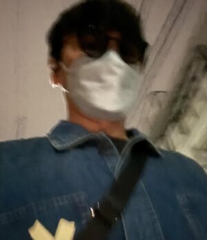 Ichiro Yamaguchi Instagram - 先月末から新しい治療を始めてみた。夜は調子が良いのだが、あまりにも朝から夕方にかけて体調が悪く、ツアーを控えている4月、ただじっとりと回復を待っている事に耐えられず、その決断を下した。その治療の反動なのか何なのか、ここ何日か強烈な怠さ、眠さが続いていて、いよいよメンタル的にも後ろ向きな判断を繰り返す悪循環に陥っている。この病気は「揺り戻し」がある事はこの二年間の闘病生活で実感しているが、良い加減、うんざりだ。はっきり言ってしんどい。でもこれが今の新しい自分だ。それを受け入れてミュージシャンとして生きると決めたから、落ちたり上がったりするこのシーソーのような日常を、警戒した猫ように目を逸らさず見定めることにする。