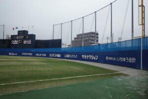 Ichiro Yamaguchi Instagram - 名古屋の病院で治療を受けた後、ナゴヤ球場へファームの試合を観に行った。ナゴヤ球場に広告を出しているのにも関わらず、ここでの野球観戦は初めてだったのだが、小雨がぱらつく中、たくさんの人が2軍の試合を観戦していた。曇天の中、土のグラウンド天然芝で、野球人生を賭けて全力でプレーをしている選手たちの姿に感激。治療の為、ご飯を抜いていたので、帰りしな名古屋駅で味噌煮込みうどんを食べ、東京に帰宅。ここからがトラブルの始まりだった。家について手を洗おうと洗面台の電気を付けたら、いきなりバチっという音と共にブレーカーが落ちた。慌ててブレーカーを上げ直し、また電気を付けてみたが再び音を鳴らしブレーカーダウン。何が起きてるんだ？と立ち尽くしていると、部屋中に煙が立ち込め始めた。思春期の妄想のようにモクモクと煙が部屋の中に増幅され、これは何かが燃えていると確信し、119へ。消防車、警察、救急車が自宅に次々と到着し、大事に。消防服を着た頼り甲斐がありそうな強者達が寝室に突入し、煙の元を探索してくれて、原因を究明。漏電だった。とんでもない一日のクライマックスだったが、疲れきってふと見たYahooのスポナビで中日ドラゴンズの勝利を知った。