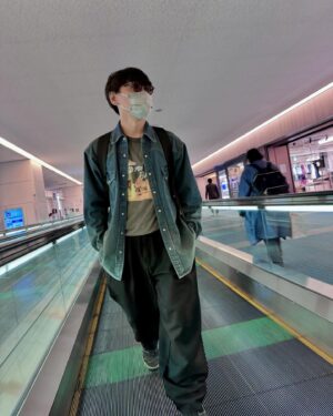 Ichiro Yamaguchi Instagram - いよいよ今週末は広島でのライブ。自宅のサウナ工事のため、最近は三浦半島にあるアトリエで生活をしているのだが、海が近く、港町でもあるので、生まれ育った小樽を思い出す。釣りをしたり、防波堤沿いを懐中電灯で海を照らしながら魚を探したり、何の気なしに部屋でギターを弾いたり、新しい詩集の為に言葉と向き合ったり、変な緊張感のないシンプルな生活しているせいか、体調も上向きだ。ただ家電が壊れたり、キッチンで指を切ったり、変なトラブルが続いていて、これは何かを暗示しているのかなとオカルト的な心持ちになったりもする。つまり僕は今、正常だ。