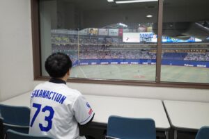 Ichiro Yamaguchi Instagram - 名古屋バンテリンドームで始球式。グラウンドレベルで試合前の練習を見学させてもらえた。それぞれの選手が人生をかけて試合に臨む。その緊張感に完全に飲まれてしまい、野球は選手、コーチ、監督のドキュメントなんだと改めて実感した。昨日ナイスピッチングだった大野投手が話しかけてくれてご挨拶できたのだが、怪我を乗り越えて約2年振りに勝ち投手になったその姿や言葉に勇気をもらい、僕も4月からのツアーを必ず乗りこなすと改めて決意。始球式直前に中日ドラゴンズのOB、伝説の山本昌さんとキャッチボール&投球指導を受け、一緒に写真を撮ってもらえたのですぐに親父に自慢の写メール。本当に貴重な体験をありがとうございました。始球式はワンバン投球になってしまったが、少しでも立浪ドラゴンズへの上昇気流の一部になりたい気持ちを込めて全力投球し、試合観戦へ。明日は名古屋の病院で治療だ。バットを短く握り、カット打法で粘り強く病気と向き合って行くぞ。