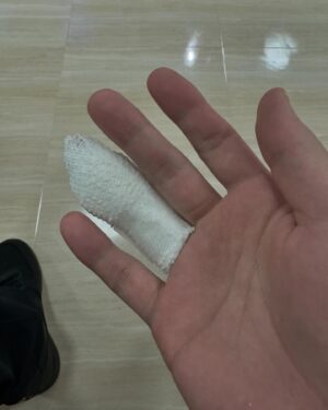 Ichiro Yamaguchi Instagram - いよいよ今週末は広島でのライブ。自宅のサウナ工事のため、最近は三浦半島にあるアトリエで生活をしているのだが、海が近く、港町でもあるので、生まれ育った小樽を思い出す。釣りをしたり、防波堤沿いを懐中電灯で海を照らしながら魚を探したり、何の気なしに部屋でギターを弾いたり、新しい詩集の為に言葉と向き合ったり、変な緊張感のないシンプルな生活しているせいか、体調も上向きだ。ただ家電が壊れたり、キッチンで指を切ったり、変なトラブルが続いていて、これは何かを暗示しているのかなとオカルト的な心持ちになったりもする。つまり僕は今、正常だ。