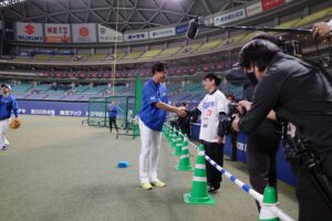 Ichiro Yamaguchi Instagram - 名古屋バンテリンドームで始球式。グラウンドレベルで試合前の練習を見学させてもらえた。それぞれの選手が人生をかけて試合に臨む。その緊張感に完全に飲まれてしまい、野球は選手、コーチ、監督のドキュメントなんだと改めて実感した。昨日ナイスピッチングだった大野投手が話しかけてくれてご挨拶できたのだが、怪我を乗り越えて約2年振りに勝ち投手になったその姿や言葉に勇気をもらい、僕も4月からのツアーを必ず乗りこなすと改めて決意。始球式直前に中日ドラゴンズのOB、伝説の山本昌さんとキャッチボール&投球指導を受け、一緒に写真を撮ってもらえたのですぐに親父に自慢の写メール。本当に貴重な体験をありがとうございました。始球式はワンバン投球になってしまったが、少しでも立浪ドラゴンズへの上昇気流の一部になりたい気持ちを込めて全力投球し、試合観戦へ。明日は名古屋の病院で治療だ。バットを短く握り、カット打法で粘り強く病気と向き合って行くぞ。