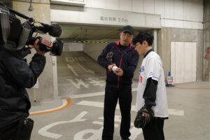 Ichiro Yamaguchi Instagram - 名古屋バンテリンドームで始球式。グラウンドレベルで試合前の練習を見学させてもらえた。それぞれの選手が人生をかけて試合に臨む。その緊張感に完全に飲まれてしまい、野球は選手、コーチ、監督のドキュメントなんだと改めて実感した。昨日ナイスピッチングだった大野投手が話しかけてくれてご挨拶できたのだが、怪我を乗り越えて約2年振りに勝ち投手になったその姿や言葉に勇気をもらい、僕も4月からのツアーを必ず乗りこなすと改めて決意。始球式直前に中日ドラゴンズのOB、伝説の山本昌さんとキャッチボール&投球指導を受け、一緒に写真を撮ってもらえたのですぐに親父に自慢の写メール。本当に貴重な体験をありがとうございました。始球式はワンバン投球になってしまったが、少しでも立浪ドラゴンズへの上昇気流の一部になりたい気持ちを込めて全力投球し、試合観戦へ。明日は名古屋の病院で治療だ。バットを短く握り、カット打法で粘り強く病気と向き合って行くぞ。