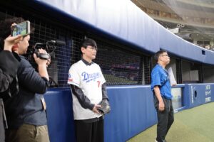 Ichiro Yamaguchi Instagram - 名古屋バンテリンドームで始球式。グラウンドレベルで試合前の練習を見学させてもらえた。それぞれの選手が人生をかけて試合に臨む。その緊張感に完全に飲まれてしまい、野球は選手、コーチ、監督のドキュメントなんだと改めて実感した。昨日ナイスピッチングだった大野投手が話しかけてくれてご挨拶できたのだが、怪我を乗り越えて約2年振りに勝ち投手になったその姿や言葉に勇気をもらい、僕も4月からのツアーを必ず乗りこなすと改めて決意。始球式直前に中日ドラゴンズのOB、伝説の山本昌さんとキャッチボール&投球指導を受け、一緒に写真を撮ってもらえたのですぐに親父に自慢の写メール。本当に貴重な体験をありがとうございました。始球式はワンバン投球になってしまったが、少しでも立浪ドラゴンズへの上昇気流の一部になりたい気持ちを込めて全力投球し、試合観戦へ。明日は名古屋の病院で治療だ。バットを短く握り、カット打法で粘り強く病気と向き合って行くぞ。