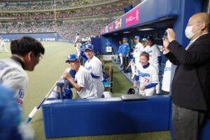 Ichiro Yamaguchi Instagram - 名古屋バンテリンドームで始球式。グラウンドレベルで試合前の練習を見学させてもらえた。それぞれの選手が人生をかけて試合に臨む。その緊張感に完全に飲まれてしまい、野球は選手、コーチ、監督のドキュメントなんだと改めて実感した。昨日ナイスピッチングだった大野投手が話しかけてくれてご挨拶できたのだが、怪我を乗り越えて約2年振りに勝ち投手になったその姿や言葉に勇気をもらい、僕も4月からのツアーを必ず乗りこなすと改めて決意。始球式直前に中日ドラゴンズのOB、伝説の山本昌さんとキャッチボール&投球指導を受け、一緒に写真を撮ってもらえたのですぐに親父に自慢の写メール。本当に貴重な体験をありがとうございました。始球式はワンバン投球になってしまったが、少しでも立浪ドラゴンズへの上昇気流の一部になりたい気持ちを込めて全力投球し、試合観戦へ。明日は名古屋の病院で治療だ。バットを短く握り、カット打法で粘り強く病気と向き合って行くぞ。