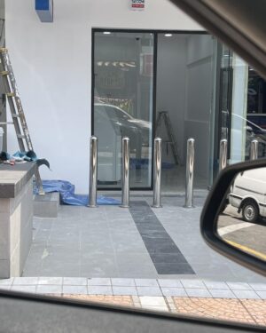 Ida Nerina Instagram - What is up with almost ALL banks in Malaysia..? Some are totally inaccessible to ♿️… why are you looking down on our community? 
Like “oh whatever, sure no money, Nvmd them…” 🙄
Yang ni lagi best… this area is already on a slope… & deffo no parking…IF u dare attempt to tackle that slope…when you get to the door… good luck on getting your wheelchair thro these barriers to their atm machines 🤦🏻‍♀️