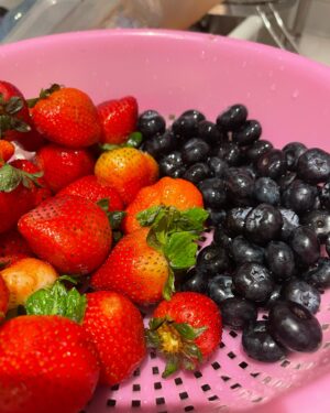 Ida Nerina Instagram - I saw this reel of someone who said “don’t use baking soda vinegar on your fruits, you’re wasting your money.” Yes, I use salt water for vegetables, but honey, if I’m spending XX amount 🤑 on my fruits like strawberries/blueberries, what’s another ringgit on b soda & vinegar? Swipe to see the result. Every time. Yellow yucky murky sandy water - (this one got diluted before I took the pic)…