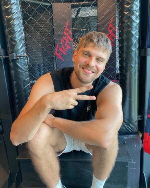 İdris Nebi Taşkan Instagram - Son zamanlarda aldığım mesajlardan dolayı minik bir açıklama yapmak isterim:) küçük yaşlardan beri spor hem profesyonel olarak hem de günlük hayatımın önemli bir parçası olarak hayatımda hep var oldu. Son zamanlarda buna bir yenisi daha ekledim ve bir süredir boks yapıyorum. Sanılanın aksine boks ve türevi spor dalları insanları şiddete yönlendirmez aksine fiziksel zihinsel gücünüzü doğru yönlendirmenizi sağlar.Şunu da eklemek isterim şiddet hiç bir zaman çözüm yolu değildir. Sevgiler ✌️🖤