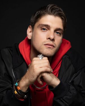 İdris Nebi Taşkan Instagram - Production & Label Production 
Kreatif Direktör : Yadel Uzun
Fotoğraf :  Cemre Ceylan
Saç : Salim Günay 
Makyaj : Leyli Moosavi
Marka : Disquise
Röportaj : Sinem Kanal