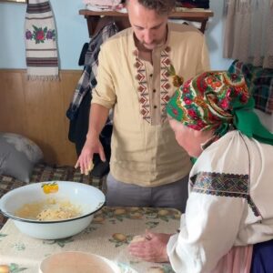 Ievgen Klopotenko Instagram - Вінниччина — це каша зозуля із маком, підливка зі смаженого гороху, паска на пряженому молоці і краса навколо. Але найперше — наші люди, які це все пронесли в собі і поділилися зі мною. Цьом.