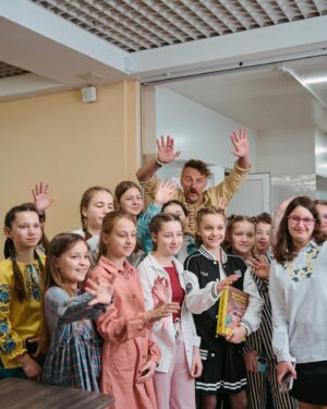 Ievgen Klopotenko Instagram - Я чекав цієї миті 5 років. Нарешті. Моя мрія, щоб діти харчувались краще ще на крок ближче.
Зустрічайте, новий збірник шкільного харчування для закладів освіти.

Вже сьогодні ми разом з @olenazelenska_official, Міністерством охорони здоровʼя, @liashko.victor, Міністерством освіти і науки України, Оксеном Лісовим, Проектним офісом реформи, Посольством Швейцарії та Діємо для здоров’я презентуємо збірник страв шкільного харчування. 

Це 14 розділів та загалом 621 страва, розроблена спільно з провідними нутриціологами та технологами. Тут і традиційні української страви, і популярні страви світової кухні. Це чотири роки шляху від ідеї до повної реалізації. Вау.

В збірнику на вас чекають детально пророблені рецепти з позначеними алергенами та рецепти під різні харчові потреби дітей - понад 80 альтернатив страв без лактози та глютену. Збірник отримав всі необхідні погодження від ДПСС, Інституту громадського здоров’я ім. О.М. Марзєєва та схвалений комісією ІМЗО (МОН) для використання в освітньому процесі. А ще він абсолютно безкоштовний: і для закладів освіти, і для турботливих батьків.

Подякував усім, хто доклав руку до цієї мрії.

Збірник можна завантажити за посиланням у шапці профілю.

Ініціатива реалізується в межах Україно-швейцарського проєкту “Діємо для здоров‘я” за фінансової підтримки Швейцарії.