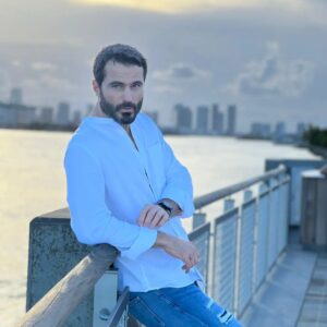 Ignacio Casano Instagram - Tantas personas preocupadas en como deberías vivir tu vida,  en vez de ocuparse en vivir la propia. 
#beyourself #love #behappy #MIAMI #ocean