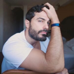 Ignacio Casano Instagram - ¿Te sientes mal? Entonces sientete mejor... Se que parece absurdo, pero ¿no creen que tenemos mucho, mucho pero mucho que ver con como nos sentimos? ¿No es eso la vida, trabajar día a día en cambiar como nos sentimos, y entender qué podemos hacer para exprimirle hasta la última gota de alegría a cada día? Así que si hoy tienes un día gris, pintalo tan colorido como tu imaginación te lo permita. Haz tus días, no los pases.
