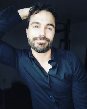 Ignacio Casano Instagram - Una persona feliz, es aquella que logra ser el mejor equilibrista posible, manteniendo un balance entre lo que considera importante en su vida, la familia, el amor, la amistad, el dinero, la profesión, el trabajo, etc.
Deseo que hayas pasado este año haciendo el mejor equilibro posible, y que aún cuando algunas o varias cosas se hayan caído, o hasta roto,  sigas intentándolo, y si es posible hasta sonriendo mientras unes algunos pedazos. No sólo es importante mantener el balance, sino aprender a disfrutar el proceso, Incluso cuando fracasemos miserablemente.
A quienes te amén, perdonalos seguido, alientalos seguido. A quienes sólo te critiquen, no les regales espacio en tu mente.  #behappy #feliznavidad #happy