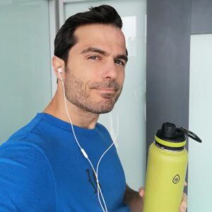 Ignacio Casano Instagram - Hay veces que todo lo que te hace falta para seguir adelante, es recordar porque comenzaste.
Si el show podría acabarse mañana, más nos vale concentrarnos en disfrutar el hoy.
#gracias #love #pasion #amor #picoftheday