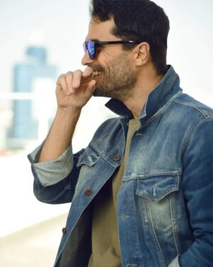 Ignacio Casano Instagram - Mientras tenga un motivo para sonreír, seguiré y seguiré luchando. Porque he encontrado en esta lucha la satisfacción de saber que disfruto el arte de pelear por los y lo que amo.
No hay forma de derrotar a quien no se rinde. Y mientras siga contestando con una sonrisa los golpes de la vida, sé que no hay chance de que no vuelva a levantarme.

#smile #sonrisa #gracias #gratitud #jeans #behappy #feliz #foto #fotografia
#fotografo @alexpadronphoto