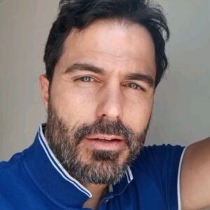 Ignacio Casano Instagram - Ojalá alguien oyera estas palabras que están brotando a través de mí, pero no soy yo quien las genera, solo soy un mensajero. No soy el creador del mensaje. Porque si todos somos uno, y estamos unidos por algo que no alcanzamos a comprender, somos tan solo mensajeros de una verdad universal, que siempre ha estado y siempre estará. 
¿Cuánto tiempo nos tomará comprender que peleamos contra nosotros mismos? ¿Haz oído alguna vez divide y vencerás? Pues es lo que nos dejamos hacer todo el tiempo. Como niños peleando por un juguete. Luchamos Contra eso que no aceptamos en nosotros, algo que no queremos admitir que ahí está dentro nuestro. Infantilmente peleamos por ser amados, cuando no llegamos a ver que el amor que ya habita en nosotros. Porque el amor comienza en ti, o no hay amor en lo absoluto. 
Amar, pero sin poseer, anhelar sin desear, compartir sin lucrar, ayudar solo porque si. Luchar cada día contra nuestros demonios, que no nos dejan fluir por un camino que ya está trazado, y que solo espera que abramos los ojos para verlo, pero somos ciegos a esa luz, esa luz que es la verdad, porque duele. Y la cobardía huye del dolor. Hasta lo justifica como necesario. Si huiríamos del dolor, ninguna mujer jamás buscaría engendrar. 
Hoy ya no hace falta que nos oculten la información, ya que es más fácil desinformarnos, inundarnos con deseos, con entretenimientos y distracciones, noticias falsas, con ideas de todo tipo a favor de un hedonismo si conciencia.
Entre tus manos sostienes a tu pero enemigo y tal vez a tu mas grande aliado. ¿Serás capaz de desaprender? ¿Serás capaz de desoír? ¿Tendrás el coraje de prestar atención a tus instintos antes de que se sobrecargue a tal punto que ya no puedas diferenciar tus deseos, de los del prójimo?