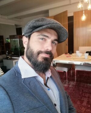 Ignacio Casano Instagram - Vivir es el caos desordenado que pretendemos ordenar, mientras los días del almanaque caen de forma inclemente.