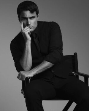 Ignacio Casano Instagram - La vida te presenta infinidad de situaciones, algunas bellas y otras horribles. Así como las personas, que a veces serán increíbles contigo, y otras te demandarán y acusaran por lo que ellos, desde sus vivencias y experiencias hubiesen esperado de ti. No puedes agradarles a todos, así como tampoco siempre tendrás días buenos. Lo que si podemos hacer, es enfocarnos en todo eso bueno, todo eso lindo, todo ese bien que supera con tantas creces al mal. A fin de cuentas uno no puede dar lo que no tiene, y quien solo esparce odio, rabia, resignación, y frustración es porque así es su vida. Gracias a todos ustedes por empujarme día a día, al lado más brillante de la calle, ese lado donde me llega su amor, ese lado donde espero encontrarlos.
#gracias #amor #love #pic
