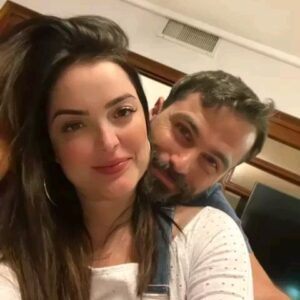 Ignacio Casano Instagram - Hay gestos que acortan distancias, acciones que significan un mundo, hay sonrisas que aunque no se vean se sienten en el alma, como esos apapachos que te sanan heridas que uno no recordaba tener. Gracias por buscar la caricia justa, el momento perfecto, la medida que hace que los sueños se vivan aquí y ahora. Esta no es una historia perfecta, es solamente una historia con amor, y con muchas muchas ganas de disfrutar, de disfrutarnos. Gracias a todos ustedes en especial a nuestros ángeles de las vip de las vip.
Dani siendo Dani 😍