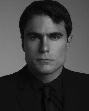 Ignacio Casano Instagram - A veces tratamos de encerrar sentimientos con palabras. Otras ponemos por escrito lo que nos sucede, y hasta existen quienes sólo son capaces de demostrar amor con acciones, cuidando, apapachando. Pero tal vez, la forma más pura de amar, es tan solo regalar una mirada. Es que los ojos son capaces de transmitir sensaciones que traspasan la razón y van directo al alma.

#poesia #amor #love
#photo #black&white #pic
#photographer @rodorigelfoto