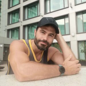 Ignacio Casano Instagram - Cuando uno se siente bien, el resto de las cosas caen en su lugar.
#sonrisa #smile #behappy #beyourself