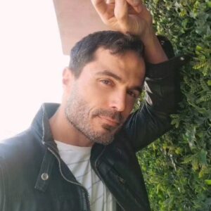 Ignacio Casano Instagram - La vida no tiene garantías y te puede ir mal haciendo lo que no quieres. Puede fracasar un negocio seguro, una pareja estable, cualquier cosa que hagas puede salir mal. ¿No vale la pena arriesgarse a hacer las locuras que habitan en nuestros corazones sin importan que tan improbables sean?
#amor #sueños #locuras #gracias #teatro #riesgos