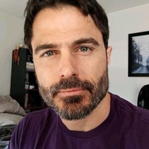 Ignacio Casano Instagram - ¿Qué necesidad de vivir estas ficciones? ¿de vendernos simulacros? Parece que vivimos en una cultura que, escudada en los buenos modales, juega a mentirse de manera innecesaria, cotidiana,  automática. Nuestra respuesta ante algunas preguntas simples, directas, inequívocas, resultan tan artificiales, como las de Siri, Alexa o cómo se llame ese robot con quien convives. ¿Cuál es el sentido de fingir una amistad, un amor, un compañerismo que realmente no nos nace? ¿Cuál sería el problema de decir no, no quiero salir hoy, no quiero salir contigo, no me interesa tu plática, tu compañía, tus problemas, no me interesas tú, ni compartir mi tiempo hoy? Por qué tenemos que darle de largas a lo que se resuelve con dos palabras: no quiero. ¿Qué pasaría si guardando los modales y el tono somos amables pero directos? Podemos decir no quiero, en un tono suave, podemos decirlo incluso con un esbozo de sonrisa, podemos anteponer una tercera palabra disculpa, no quiero. ¿Qué pasa si cambiamos el famoso: no eres tú soy yo, por el verdadero: no soy yo eres tú? ¿Alguien de verdad se ofende por el rechazo? ¿No deberíamos estar acostumbrados en cierto momento de nuestra vida a que nos hayan rechazado de trabajos, a que los hayan rechazado amigos, parejas, hasta familiares incluso? ¿No es una constante el sentirnos rechazados? ¿Por qué no dejamos de vendernos simulacros, de actuar en ficciones por la que no nos pagan y somos directos, pero amables, sobre todo cuando sí te hacen una pregunta? Porque hay una diferencia enorme entre quien ataca y lastíma con verdades que no fueron solicitadas y quien responde a una pregunta de manera amable pero firme. Ahorrémonos tiempo, ahórremosles tiempo. Dejemos la actuación para los profesionales, y aunque todos somos actores en el escenario de la vida, como decía el buen Shakespeare, deja los dramas para las novelas.