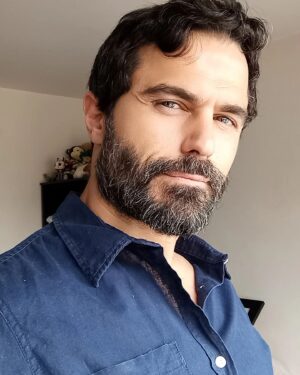 Ignacio Casano Instagram - Si le permitimos al distante y frio mundo digital juzgarnos y guiar nuestro norte existencial, quedaremos en las manos de un gélido juez que poco sabe o le interesan nuestros anhelos y sueños. Si permitimos que nuestras acciones se masifiquen y se diluyan en lo política y socialmente correcto, ¿quienes somos nosotros en realidad?
 Es un desafío el encontrar un equilibrio hecho a nuestra medida entre atender nuestra vida digital y enfocarnos en lo que realmente nos importa para dotar a nuestra vida de la tan ansiada plenitud.

Extracto del libro Cuando el silencio hace ruido