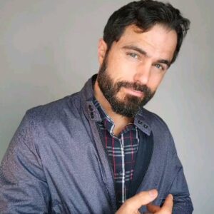 Ignacio Casano Instagram - Buscar no es sinónimo de encontrar. Preguntarse no significa jactarse de tener la respuesta correcta. Cuestionar no quiere decir menospreciar. Nuestra voz, nuestras letras, están para ser usadas, expresadas, dirigidas al universo. Con respeto, con fundamentos, con cariño. Pero aún así con derecho a hacernos oír o leer, le pese a quien le pese.
Sólo el tiempo secará mi pluma, no la cobardía a la crítica mezquina.