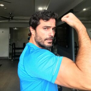 Ignacio Casano Instagram - A veces solo tienes ganas de mostrar tu mejor perfil, de sonreírle a los problemas, mandarle un besito a los haters, y agradecerles con el alma a esas personas que día a día hacen tu día más bonito deseándote cosas bonitas. Gracias a todos ustedes por seguir ahí.

#love #blue #bicep #flex #photo