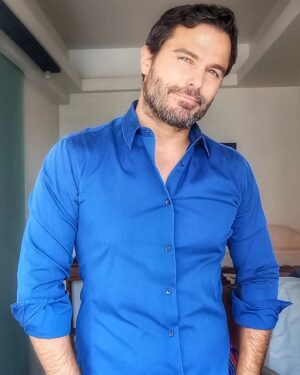 Ignacio Casano Instagram - No es que tengamos varias personalidades, es que distintas personas y situaciones hacen brotar partes distintas de nuestro carácter. 
No sabes cómo es el otro, solo sabes cómo es el otro contigo. 

#blue #photooftheday #pic #picoftheday #azul