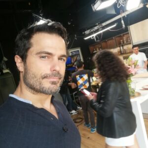 Ignacio Casano Instagram - Semana de promoción de "El tema"
A veces nos toca hacer de todo para que más personas se den la oportunidad de aventurarse al teatro, de dejarse conmover, reír, llorar, identificarse y cuestionarse cosas que parecían seguras.
Es un privilegio seguir luchando para que el arte se abra camino entre nosotros. Porque es el arte lo que te permite apreciar tu vida de otra manera. Es la crítica lo que pone en perspectiva tus creencias.
Si tu música, el cine, las series, o la forma de arte que sea que consumas no te conmueve, no te invita a cuestionarte nada, pues eso que consumes no es arte, es tan solo entretenimiento.