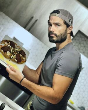 Ignacio Casano Instagram - Una parte importante de quien somos,  es aquello que hacemos por los demás.  Porque consentir es una forma de amar.
#love #pizza #vegan