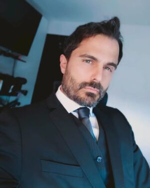Ignacio Casano Instagram - A veces simplemente me toca jugar un rato a encarnar otras vidas, aunque sea en un casting, en una pequeña obra o participación, ese proceso creativo, esa libertad de jugar libremente a ser serio al respecto de una vida que no es la que me toco vivir. Si nos tomamos la vida seriamente, nos queda lugar para jugar en serio a divertirnos mientras nos toca estar sobre el escenario de la vida.
#actor #acting #casting #life