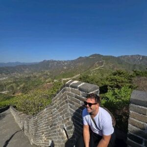 Ignacio Gutiérrez Instagram - Sueño cumplido . Además de estar maravillado con China, siempre quise caminar tranquilamente por este símbolo de lo que se entendia por proteccion en esa época. 
Hoy, en sus más de 20 mil kilómetros, se respira paz. Se nota un cuidado extremo por su patrimonio y se observa a un país que se moderniza rápidamente sin olvidar su pasado. 
Seguimos ... 

#beijing
#china #viaje #movilidad #asía #pekin @chery_chile