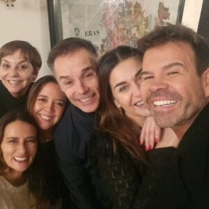 Ignacio Gutiérrez Instagram - Mi gente querida. Son personas extraordinarias, llenas de luz y que sólo se les puede querer cada día más. 
Hoy celebramos a una de ellas como nuestra @ingridcruztoro  cuyo abrazo es algo que calma, quiere , y llena de energía y amor. 
Feliz Cumpleaños mi Ingrid. Si me pides mover una montaña por ti...ahí estaré esforzándome para lograrlo. Te quiero . Para este hogar tu eres muy importante y lo sabes .. 

Que viva la vida y la amistad! 

@ingridcruztoro @la.frangh @vecinita @daniel_aranis @dr.macaya.ginecologo @michisacco @guidovecchiola @rodrigodiazrioseco @pamefidalgo @carlagasic @catas07