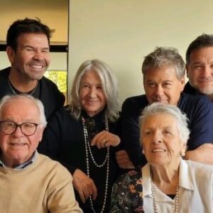 Ignacio Gutiérrez Instagram - En esta familia a nuestro Papá lo celebramos, respetamos, queremos infinito y aplaudimos porque cumplió otro año más derrochando encanto como sólo él sabe hacerlo. 
En la foto con los mejores hermanos del mundo , por supuesto Mamá al centro porque ella lo exige así ( 🤣) y nuestra  gozadora Tía Maria Luisa Gutiérrez que tuvimos la suerte de tenerla en Chile para este día. Milagro ! 
Rodrigo tomó la foto. 
Salud por la vida y por el festival de ataques de risa de hoy !