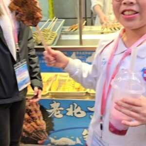 Ignacio Gutiérrez Instagram - Salimos a comer en #beijing y fue toda una aventura! 
Con harto sentido del humor, traductores digitales y app de pagos, todo anda perfecto. 
Vamos por otra aventura ! 
@chery_chile