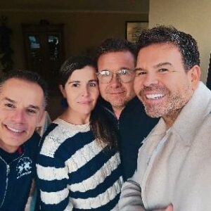 Ignacio Gutiérrez Instagram - Luego de una semana con tantas emociones, necesitamos hacernos cariño. 
Hoy celebramos el cumpleaños  de mi súper hermano @gutierrezromilio , ayer me tocó conducir @tudia13 @canal13cl con mi @pri.vargas.a,  disfruté una entrevista con @barbarehlla_h y me he dado muchos momentos  de regaloneo con nuestra Lara ! 

Les mando ese abrazo de 8 segundos!!! 

Buen sábado!