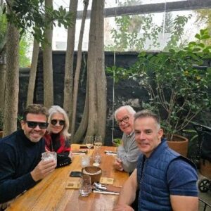 Ignacio Gutiérrez Instagram - Llevamos 5 días celebrando el cumpleaños de la Mamá. 
Gracias al encantador equipo de  @lamesa_chile que le llevaron sus erizos favoritos, un sour atómico y nos acompañaron cantando. 
Además de tener una cocina extraordinaria , te hacen sentir muy bien. 
Bravo! 

Feliz Cumpleaños Mamá