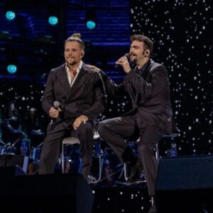 Ignazio Boschetto Instagram - "Sono solo stasera senza di te,
mi hai lasciato da solo davanti al cielo
e non so leggere, vienimi a prendere
mi riconosci ho le tasche piene di sassi.”

Ignazio e @enriconigiotti cantano “Le Tasche Piene Di Sassi” a #TuttiPerUno.
