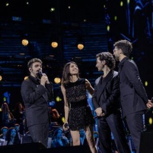 Ignazio Boschetto Instagram - "Amore che non vola
Che ti sfiora il viso e ti abbandona
Amore che si chiede
Ti fa respirare e poi ti uccide
E poi e poi ti dimentica". 

@ilvolomusic e @giorgiaofficial cantano "E poi" a #TuttiPerUno.