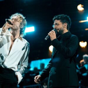 Ignazio Boschetto Instagram - “E tra un miliardo di altre persone
Soltanto tu che mi togli il sole che ci vuole
Per ricominciare ancora” 

Il Volo e @irama.plume cantano “Saturno e Venere” a #TuttiPerUno. 

“Saturno e Venere” feat. Irama è contenuto in #AdAstra, il nostro primo album di inediti.